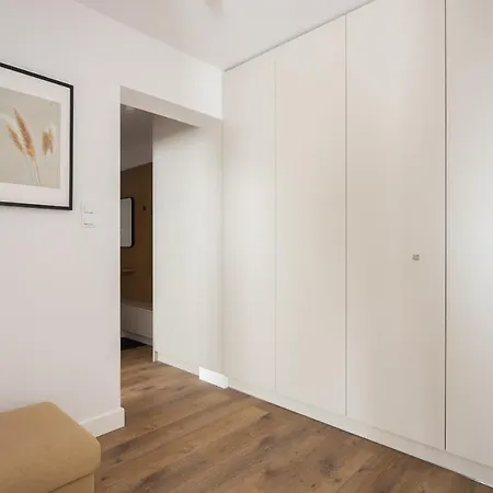 Metro Kabaty Elegant By Bookinghost