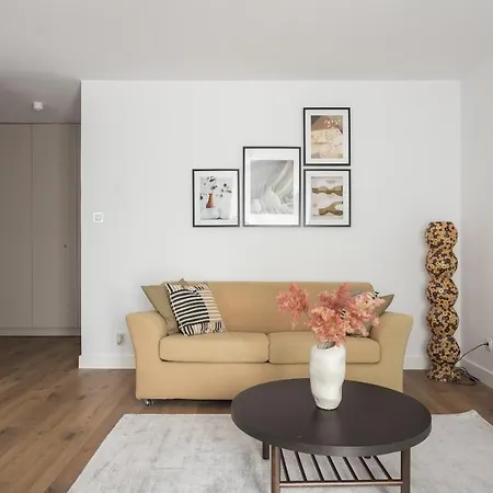 Metro Kabaty Elegant By Bookinghost *