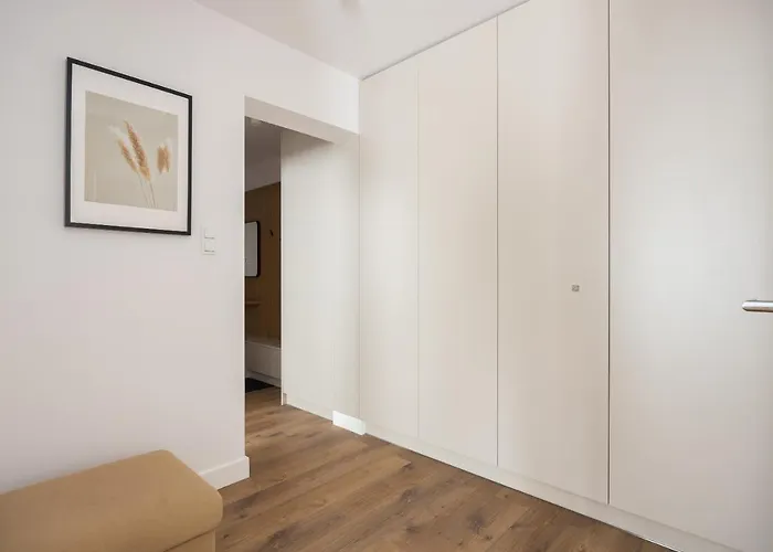 Metro Kabaty Elegant By Bookinghost